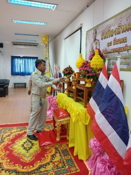 วันที่ ๑๘ มีนาคม ของทุกปีเป็น “วันท้องถิ่นไทย” เพื่อรำลึกถึงพระมหากรุณาธิคุณของพระบาทสมเด็จพระจุลจอมเกล้าเจ้าอยู่หัว ที่ได้ทรงมีพระบรมราชโองการให้ยกฐานะตำบลท่าฉลอมขึ้นเป็นสุขาภิบาลท่าฉลอม เมื่อวันที่ ๑๘ มีนาคม ๒๕๕๘