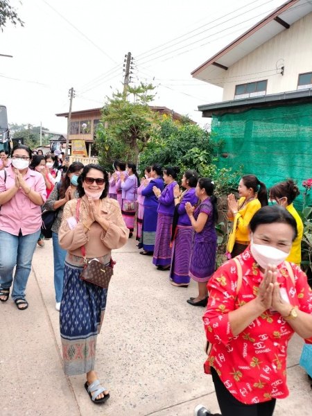 วันที่ 28 มกราคม และวันที่ 3 กุมภาพันธ์ 2566 กลุ่มสตรีและครอบครัวจังหวัดกาญจนบุรี เข้าศึกษาดูงานเยี่ยมชม กลุ่ม ทอผ้า บ้านหนองกก ตำบลหนองบัวน้อย จังหวัดนครราชสีมา จำนวน 180 ท่าน โดยการต้อนรับคณะดูงาน จากชาวบ้านหนองกก ชาวตำบลหนองบัวน้อย ท่าน สจ.ศิริพงศ์ มกรพงศ์ นายกประพงษ์ แก้วจันทึก และ คณะผู้บริหาร ท่านกำนันประภาส เหินจันทึก และผู้นำชุมชน ทุกท่าน เจ้าหน้าที่ อบต.หนองบัวน้อย ให้การต้อนรับคณะดูงานใน