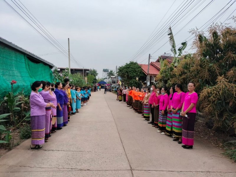 วันที่ 28 มกราคม และวันที่ 3 กุมภาพันธ์ 2566 กลุ่มสตรีและครอบครัวจังหวัดกาญจนบุรี เข้าศึกษาดูงานเยี่ยมชม กลุ่ม ทอผ้า บ้านหนองกก ตำบลหนองบัวน้อย จังหวัดนครราชสีมา จำนวน 180 ท่าน โดยการต้อนรับคณะดูงาน จากชาวบ้านหนองกก ชาวตำบลหนองบัวน้อย ท่าน สจ.ศิริพงศ์ มกรพงศ์ นายกประพงษ์ แก้วจันทึก และ คณะผู้บริหาร ท่านกำนันประภาส เหินจันทึก และผู้นำชุมชน ทุกท่าน เจ้าหน้าที่ อบต.หนองบัวน้อย ให้การต้อนรับคณะดูงานใน