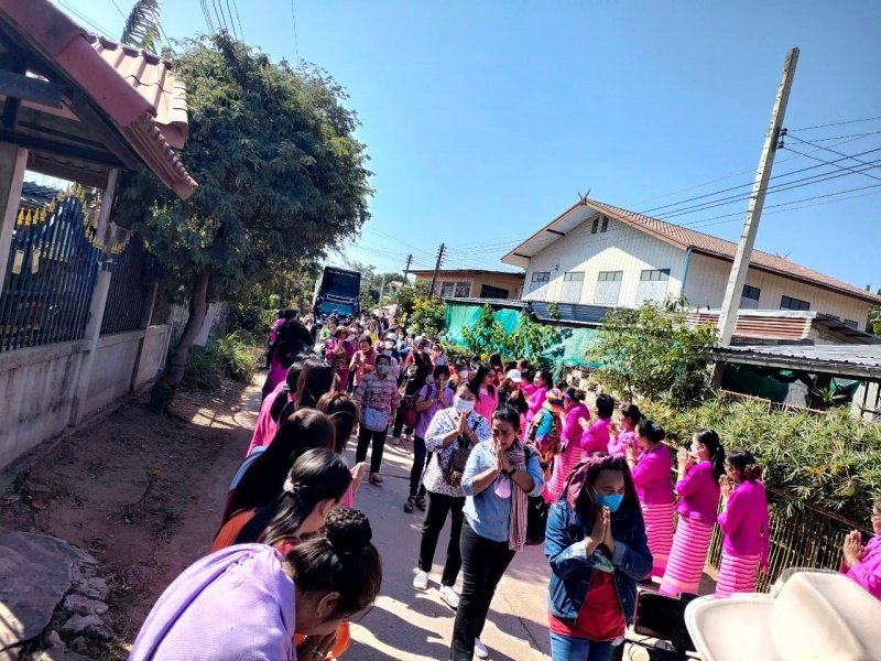 วันที่ 28 มกราคม และวันที่ 3 กุมภาพันธ์ 2566 กลุ่มสตรีและครอบครัวจังหวัดกาญจนบุรี เข้าศึกษาดูงานเยี่ยมชม กลุ่ม ทอผ้า บ้านหนองกก ตำบลหนองบัวน้อย จังหวัดนครราชสีมา จำนวน 180 ท่าน โดยการต้อนรับคณะดูงาน จากชาวบ้านหนองกก ชาวตำบลหนองบัวน้อย ท่าน สจ.ศิริพงศ์ มกรพงศ์ นายกประพงษ์ แก้วจันทึก และ คณะผู้บริหาร ท่านกำนันประภาส เหินจันทึก และผู้นำชุมชน ทุกท่าน เจ้าหน้าที่ อบต.หนองบัวน้อย ให้การต้อนรับคณะดูงานใน