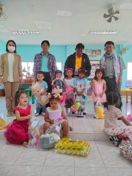 คณะผู้บริหารและคุณครูได้ร่วมกิจกรรมจับฉลากของขัวญเทศกาลปีใหม่ที่ศูนย์พัฒนาเด็กเล็กองค์การบริหารส่วนตำบลหนองบัวน้อย เพื่อเป็นของขัวญสำหรับเด็กๆในวันปีใหม่ ปี2566