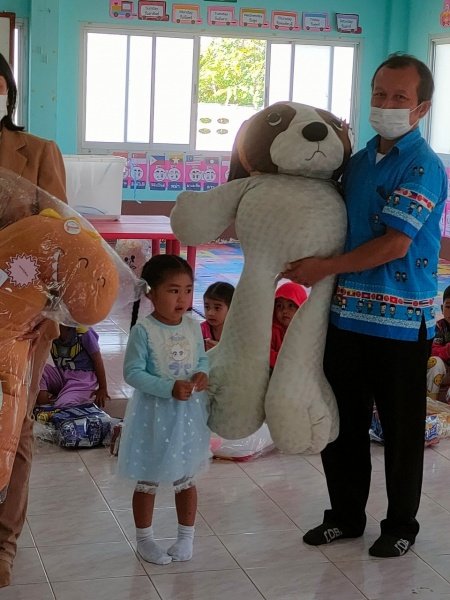 คณะผู้บริหารและคุณครูได้ร่วมกิจกรรมจับฉลากของขัวญเทศกาลปีใหม่ที่ศูนย์พัฒนาเด็กเล็กองค์การบริหารส่วนตำบลหนองบัวน้อย เพื่อเป็นของขัวญสำหรับเด็กๆในวันปีใหม่ ปี2566
