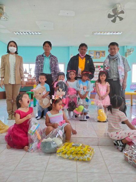 คณะผู้บริหารและคุณครูได้ร่วมกิจกรรมจับฉลากของขัวญเทศกาลปีใหม่ที่ศูนย์พัฒนาเด็กเล็กองค์การบริหารส่วนตำบลหนองบัวน้อย เพื่อเป็นของขัวญสำหรับเด็กๆในวันปีใหม่ ปี2566