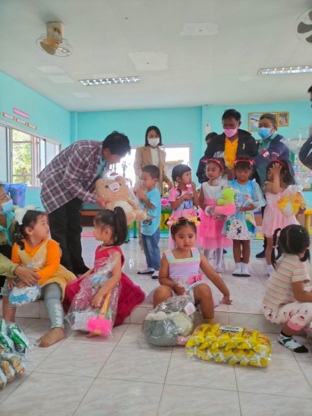 คณะผู้บริหารและคุณครูได้ร่วมกิจกรรมจับฉลากของขัวญเทศกาลปีใหม่ที่ศูนย์พัฒนาเด็กเล็กองค์การบริหารส่วนตำบลหนองบัวน้อย เพื่อเป็นของขัวญสำหรับเด็กๆในวันปีใหม่ ปี2566