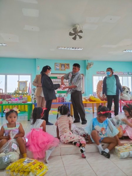 คณะผู้บริหารและคุณครูได้ร่วมกิจกรรมจับฉลากของขัวญเทศกาลปีใหม่ที่ศูนย์พัฒนาเด็กเล็กองค์การบริหารส่วนตำบลหนองบัวน้อย เพื่อเป็นของขัวญสำหรับเด็กๆในวันปีใหม่ ปี2566