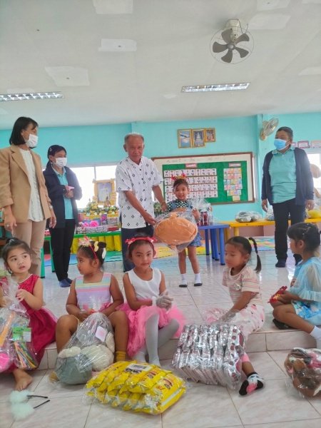 คณะผู้บริหารและคุณครูได้ร่วมกิจกรรมจับฉลากของขัวญเทศกาลปีใหม่ที่ศูนย์พัฒนาเด็กเล็กองค์การบริหารส่วนตำบลหนองบัวน้อย เพื่อเป็นของขัวญสำหรับเด็กๆในวันปีใหม่ ปี2566