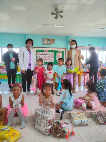 คณะผู้บริหารและคุณครูได้ร่วมกิจกรรมจับฉลากของขัวญเทศกาลปีใหม่ที่ศูนย์พัฒนาเด็กเล็กองค์การบริหารส่วนตำบลหนองบัวน้อย เพื่อเป็นของขัวญสำหรับเด็กๆในวันปีใหม่ ปี2566