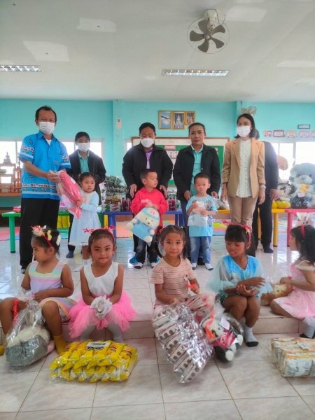 คณะผู้บริหารและคุณครูได้ร่วมกิจกรรมจับฉลากของขัวญเทศกาลปีใหม่ที่ศูนย์พัฒนาเด็กเล็กองค์การบริหารส่วนตำบลหนองบัวน้อย เพื่อเป็นของขัวญสำหรับเด็กๆในวันปีใหม่ ปี2566