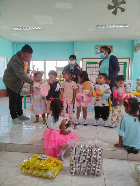 คณะผู้บริหารและคุณครูได้ร่วมกิจกรรมจับฉลากของขัวญเทศกาลปีใหม่ที่ศูนย์พัฒนาเด็กเล็กองค์การบริหารส่วนตำบลหนองบัวน้อย เพื่อเป็นของขัวญสำหรับเด็กๆในวันปีใหม่ ปี2566