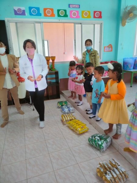 คณะผู้บริหารและคุณครูได้ร่วมกิจกรรมจับฉลากของขัวญเทศกาลปีใหม่ที่ศูนย์พัฒนาเด็กเล็กองค์การบริหารส่วนตำบลหนองบัวน้อย เพื่อเป็นของขัวญสำหรับเด็กๆในวันปีใหม่ ปี2566