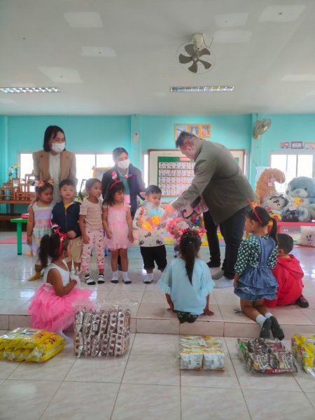 คณะผู้บริหารและคุณครูได้ร่วมกิจกรรมจับฉลากของขัวญเทศกาลปีใหม่ที่ศูนย์พัฒนาเด็กเล็กองค์การบริหารส่วนตำบลหนองบัวน้อย เพื่อเป็นของขัวญสำหรับเด็กๆในวันปีใหม่ ปี2566