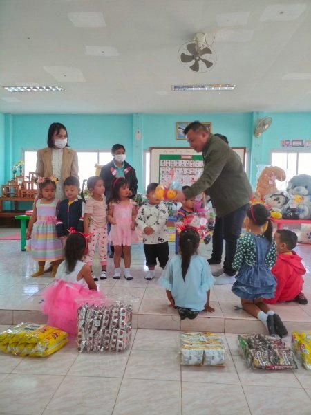 คณะผู้บริหารและคุณครูได้ร่วมกิจกรรมจับฉลากของขัวญเทศกาลปีใหม่ที่ศูนย์พัฒนาเด็กเล็กองค์การบริหารส่วนตำบลหนองบัวน้อย เพื่อเป็นของขัวญสำหรับเด็กๆในวันปีใหม่ ปี2566