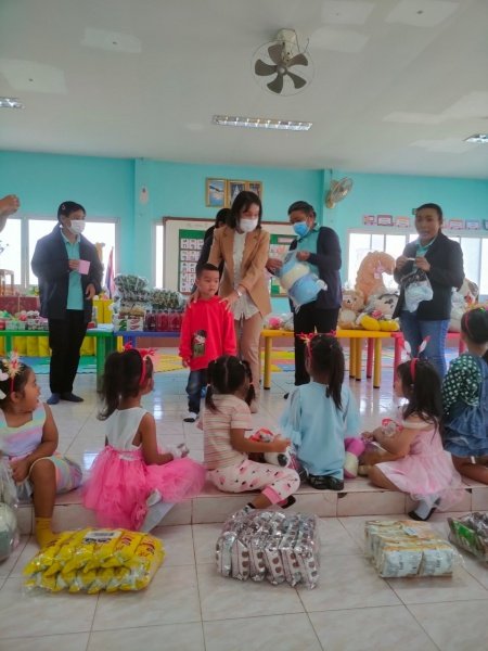 คณะผู้บริหารและคุณครูได้ร่วมกิจกรรมจับฉลากของขัวญเทศกาลปีใหม่ที่ศูนย์พัฒนาเด็กเล็กองค์การบริหารส่วนตำบลหนองบัวน้อย เพื่อเป็นของขัวญสำหรับเด็กๆในวันปีใหม่ ปี2566