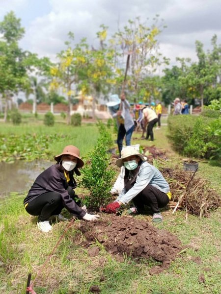 กิจกรรมปลูกต้นไม้ ปรับภูมิทัศน์ รอบบริเวณสำนักงาน อบต.หนองบัวน้อย