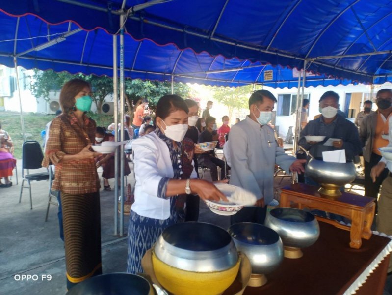 ทำบุญตักบาตร เลี้ยงพระ ณ สำนักงาน อบต.หนองบัวน้อย นำโดยท่านนายกประพงษ์ แก้วจันทึก ท่าน สจ.ศิริพงษ์ มกรพงศ์ , สมาชิก อบต. พนักงานส่วนตำบล พนักงานจ้างทุกท่าน