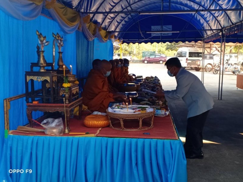 ทำบุญตักบาตร เลี้ยงพระ ณ สำนักงาน อบต.หนองบัวน้อย นำโดยท่านนายกประพงษ์ แก้วจันทึก ท่าน สจ.ศิริพงษ์ มกรพงศ์ , สมาชิก อบต. พนักงานส่วนตำบล พนักงานจ้างทุกท่าน
