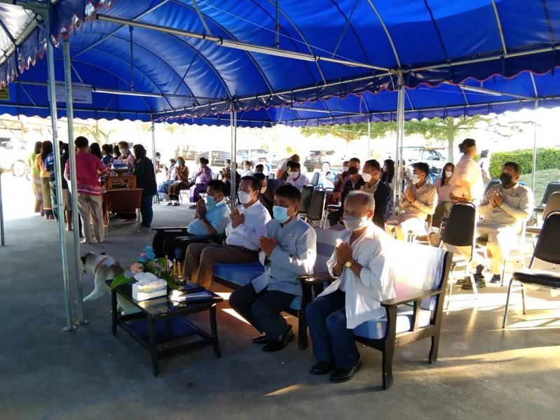 ทำบุญตักบาตร เลี้ยงพระ ณ สำนักงาน อบต.หนองบัวน้อย นำโดยท่านนายกประพงษ์ แก้วจันทึก ท่าน สจ.ศิริพงษ์ มกรพงศ์ , สมาชิก อบต. พนักงานส่วนตำบล พนักงานจ้างทุกท่าน