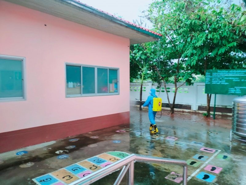 วันที่ 14 ก.ค. 2564 เวลา 15.45 อบต.หนองบัวน้อย ได้ดำเนินการฉีดพ่นน้ำยาฆ่าเชื้อเพื่อป้องกันและควบคุมโควิด-19 ได้รับการสนับสนุนจากมูลนิธิพรหมธรรมสถานสงเคราะห์ สีคิ้ว