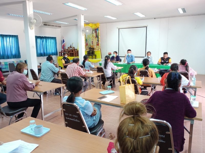 ประชุมสถานการณ์ควบคุมโรคโควิด-19 มีผู้นำในตำบลหนองบัวน้อย เจ้าหน้าที่สาธารณสุขตำบลหนองบัวน้อย ประธาน อสม. ประจำหมู่บ้านทั้ง 12 หมู่ ประชุมณ ห้องประชุมองค์การบริหารส่วนตำบหนองบัวน้อย เมื่อวันที่ 22 เมษายน 2564