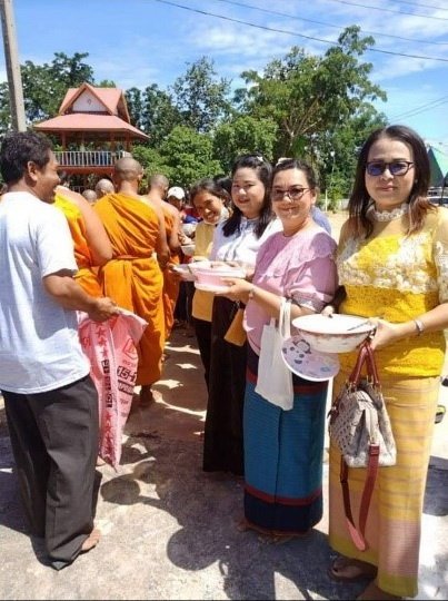 ทำบุญตักบาตรเทโว