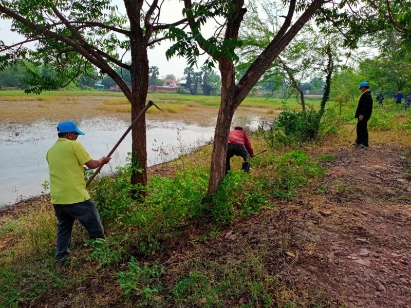 อบต.หนองบัวน้อยและกำนัน,ผู้ใหญ่บ้าน,ผู้ช่วยผู้ใหญ่บ้าน,สารวัตรกำนัน,แพทย์ประจำตำบลหนองบัวน้อยร่วมกันพัฒนาบริเวณสระน้ำขาวหมู่บ้านหนองบัวน้อย วันที่ 9 มีนาคม พ.ศ.2564
