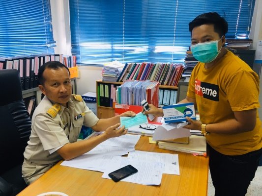คัดกรองสุขภาพเจ้าหน้าที่พนักงาน อบต. และประชาชนที่เข้ามาใช้บริการ
เนื่องจากสถานการณ์โรคติดเชื้อไวรัสโคโรนา 2019 ทางกู้ชีพ อบต.หนองบัวน้อย ได้ทำการตรวจคัดกรองอุณหภูมิร่างกายและให้เจลแอลกอฮอล์ล้างมือก่อนที่จะแจกหน้ากากอนามัยให้กับทุกท่าาน เพื่อป้องกันโรคติดเชื้อไวรัสโคโรนา 2019 ในเบื้องต้น