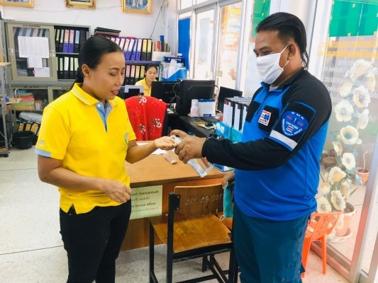 คัดกรองสุขภาพเจ้าหน้าที่พนักงาน อบต. และประชาชนที่เข้ามาใช้บริการ
เนื่องจากสถานการณ์โรคติดเชื้อไวรัสโคโรนา 2019 ทางกู้ชีพ อบต.หนองบัวน้อย ได้ทำการตรวจคัดกรองอุณหภูมิร่างกายและให้เจลแอลกอฮอล์ล้างมือก่อนที่จะแจกหน้ากากอนามัยให้กับทุกท่าาน เพื่อป้องกันโรคติดเชื้อไวรัสโคโรนา 2019 ในเบื้องต้น