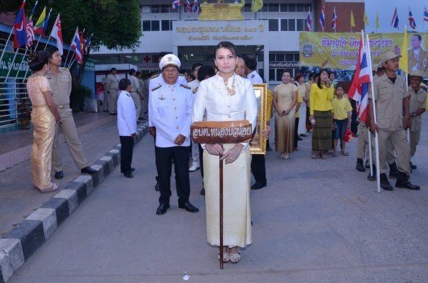 องค์การบริหารส่วนตำบลหนองบัวน้อย ร่วมพิธีถวายเครื่องราชสักการะ จุดเทียนถวายพระพรชัย เนื่องในวโรกาสวันเฉลิมพระชนมพรรษา ๘๕ พรรษา ๕ ธันวาคม พ.ศ.๒๕๕๕ 