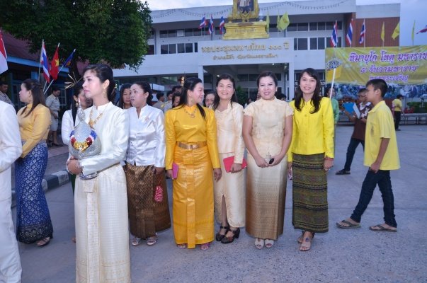 องค์การบริหารส่วนตำบลหนองบัวน้อย ร่วมพิธีถวายเครื่องราชสักการะ จุดเทียนถวายพระพรชัย เนื่องในวโรกาสวันเฉลิมพระชนมพรรษา ๘๕ พรรษา ๕ ธันวาคม พ.ศ.๒๕๕๕ 