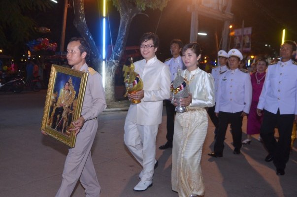 องค์การบริหารส่วนตำบลหนองบัวน้อย ร่วมพิธีถวายเครื่องราชสักการะ จุดเทียนถวายพระพรชัย เนื่องในวโรกาสวันเฉลิมพระชนมพรรษา ๘๕ พรรษา ๕ ธันวาคม พ.ศ.๒๕๕๕ 