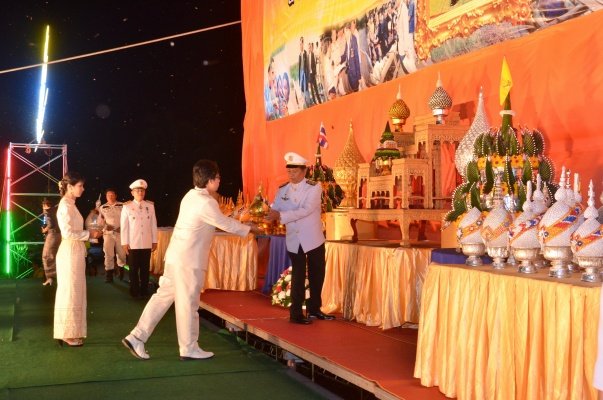 องค์การบริหารส่วนตำบลหนองบัวน้อย ร่วมพิธีถวายเครื่องราชสักการะ จุดเทียนถวายพระพรชัย เนื่องในวโรกาสวันเฉลิมพระชนมพรรษา ๘๕ พรรษา ๕ ธันวาคม พ.ศ.๒๕๕๕ 