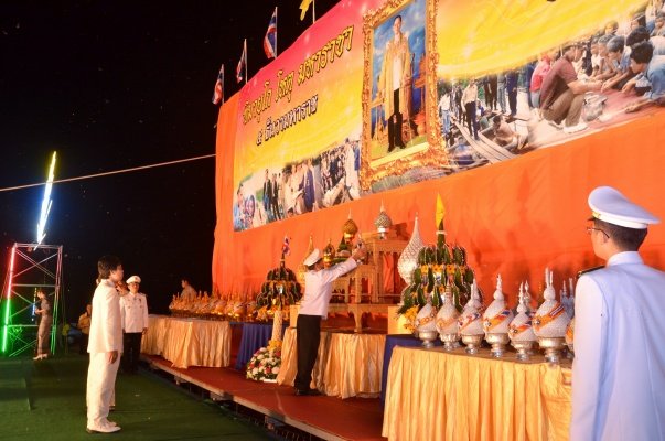 องค์การบริหารส่วนตำบลหนองบัวน้อย ร่วมพิธีถวายเครื่องราชสักการะ จุดเทียนถวายพระพรชัย เนื่องในวโรกาสวันเฉลิมพระชนมพรรษา ๘๕ พรรษา ๕ ธันวาคม พ.ศ.๒๕๕๕ 