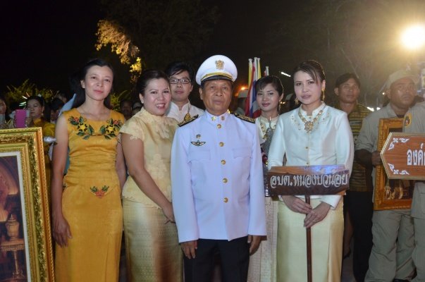 องค์การบริหารส่วนตำบลหนองบัวน้อย ร่วมพิธีถวายเครื่องราชสักการะ จุดเทียนถวายพระพรชัย เนื่องในวโรกาสวันเฉลิมพระชนมพรรษา ๘๕ พรรษา ๕ ธันวาคม พ.ศ.๒๕๕๕ 