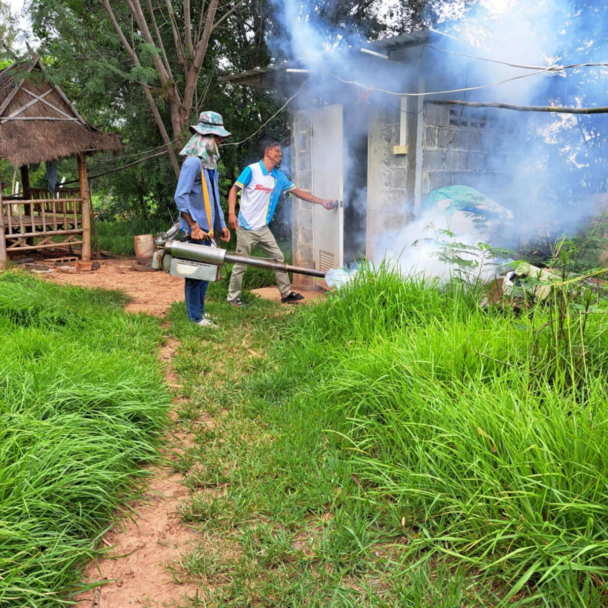 อบต.หนองบัวน้อย ดำเนินการออกพ่นหมอกควันกำจัดยุงลายให้แก่บ้านผู้ป่วยไข้เลือดออกบริเวณบ้าน น.ส.กันติชา หอมสูงเนิน หมู่ที่ 10 ตำบลหนองบัวน้อย