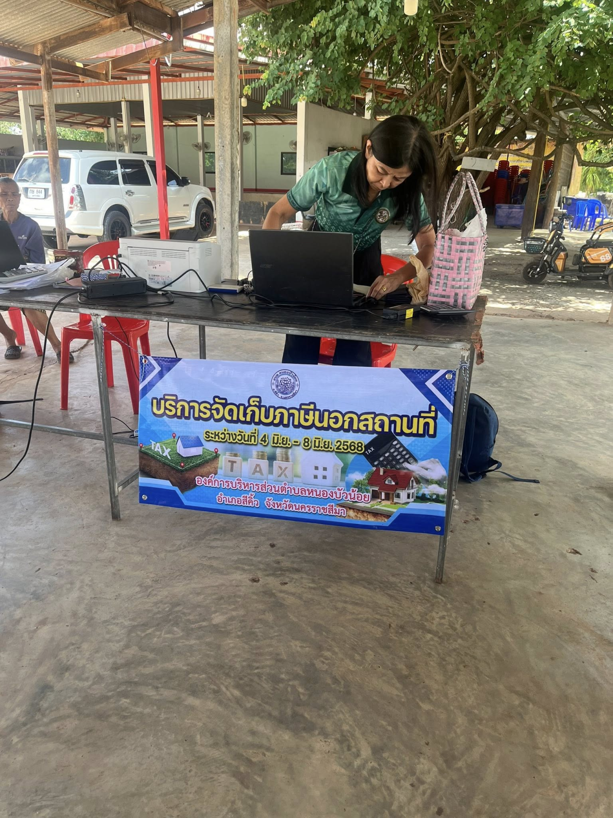 กองคลัง อบต.หนองบัวน้อย ได้ออกบริการรับชำระภาษีนอกสถานที่ ณ บ้านห้วยตะแคงเหนือ