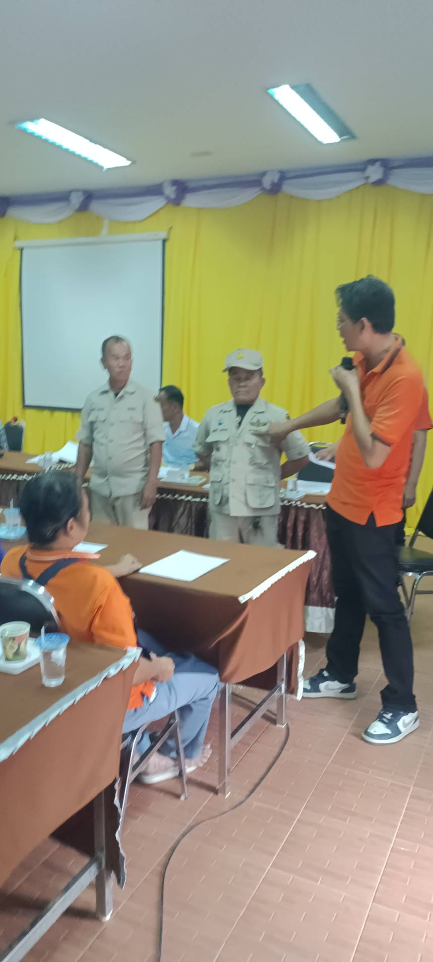 เจ้าพนักงานป้องกันและบรรเทาสาธารณภัย ประชุม อปพร. เพื่อทำบัตรประจำตัว อปพร