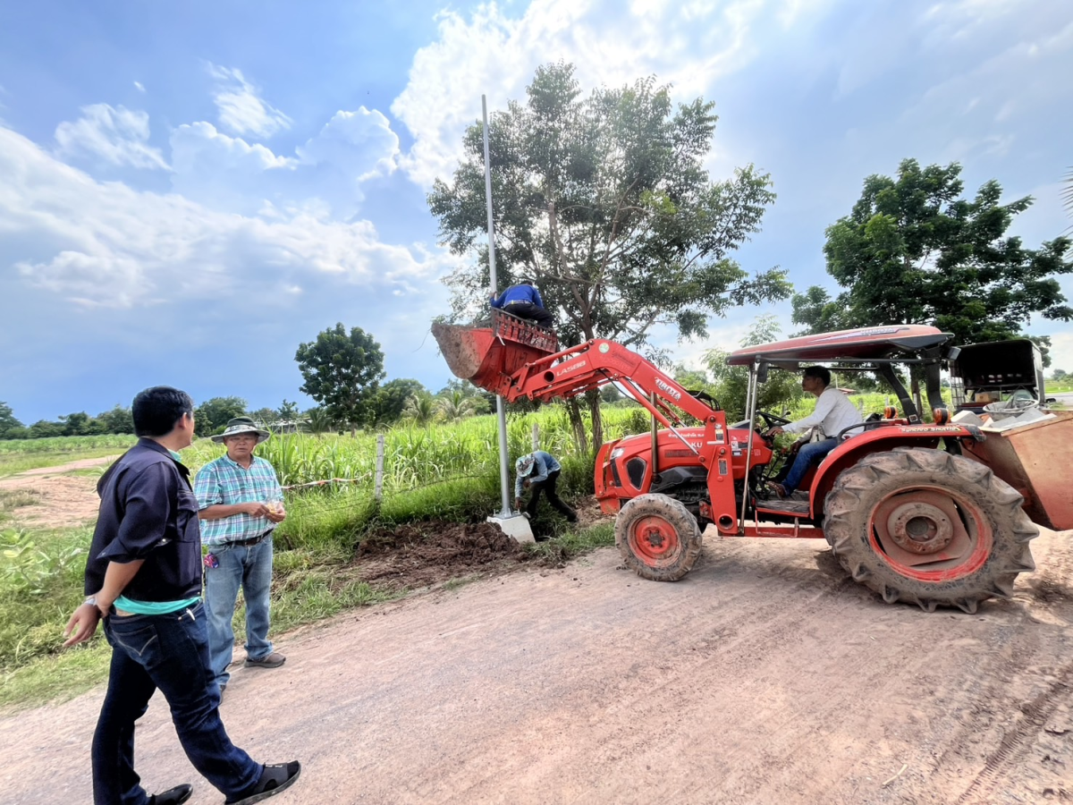องค์การบริหารส่วนตำบลหนองบัวน้อย ได้เริ่มติดตั้งเสาไฟโซลล่าเซลล์รอบตำบลหนองบัวน้อย